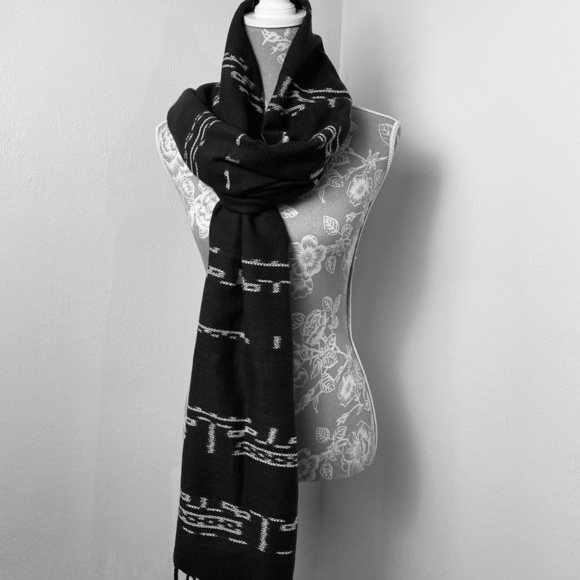 NWT  Studio Naenna Charcoal Gray /White Wrap/Scarf. One Size. - Picture 1 of 11